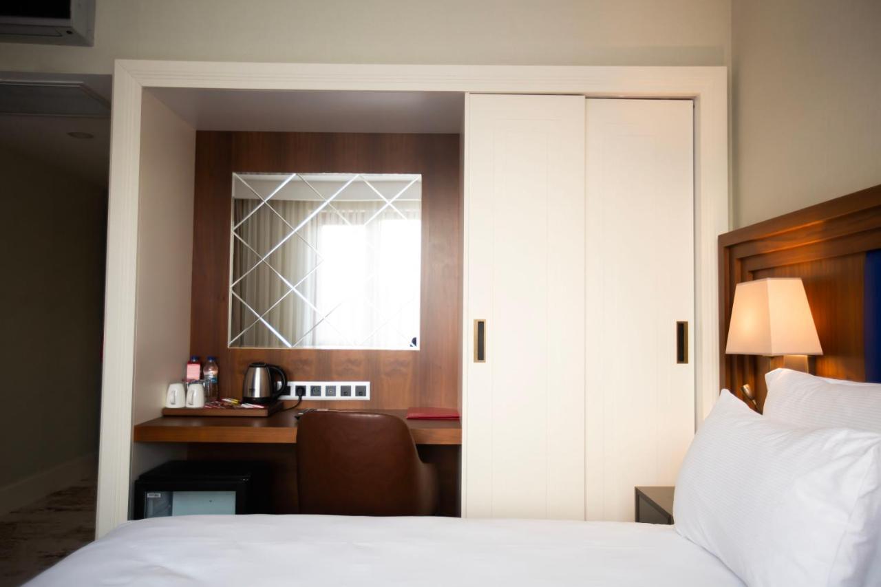 Ramada Plaza Sultanahmet Hotel Istanbul Luaran gambar A sliding door